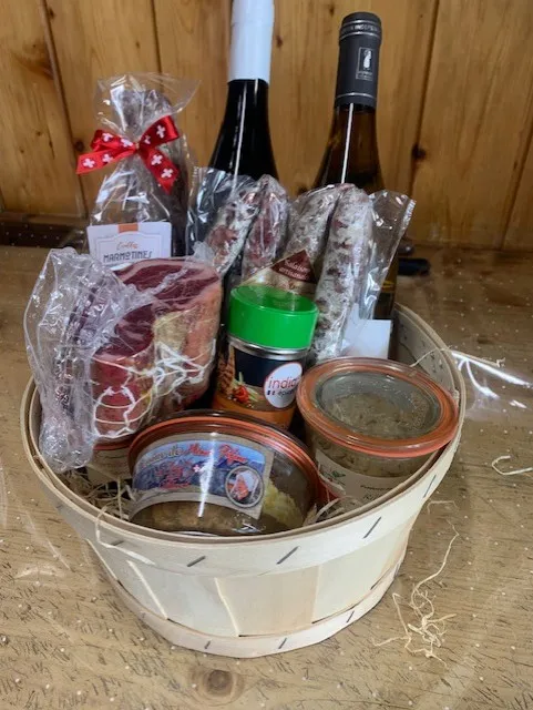 Panier de vins et charcuteries