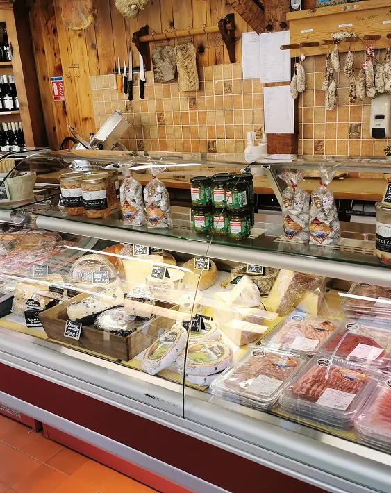 Vitrine de boucherie-charcuterie