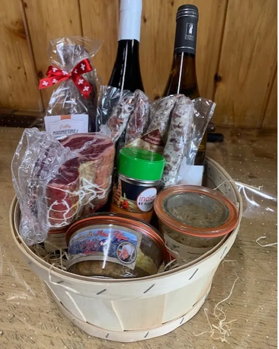 Panier de vins et charcuteries
